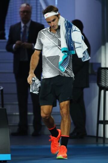 Roger Federer sale del vestuario tras recibir asistencia médica.