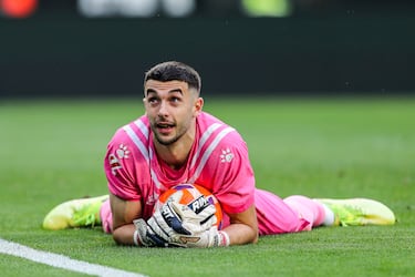 Dmitrovic soporta como un sherpa la mochila de Joan García