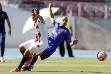 Esteban Carvajal intenta robar la pelota a Gustavo Lorenzetti.