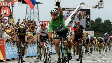 Slovakia&#039;s Peter Sagan (C), wearing the best sprinter&#039;s green jersey, celebrates as he crosses the finish line to win the 13th stage of the 105th edition of the Tour de France cycling race, between Le Bourg-d&#039;Oisans and Valence, on July 20,