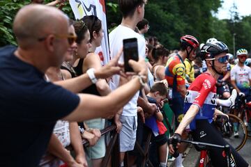 30 ciclistas se cayeron antes del km 30 de la etapa. En la imagen se ve a un aficionado hacerle una foto al ciclista neerlandés del Jumbo-Visma Dylan Van Baarle