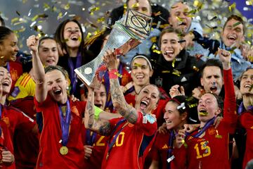 Jennifer Hermoso levanta el trofeo de la Women's Nations League.