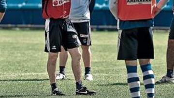 <b>SINCERO. </b>Lillo corrige posiciones durante un entrenamiento.