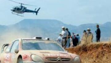 <b>POR MUY POCO.</b> Sainz pugnó por el triunfo hasta que un accidente le hizo perder la estela de Martin e incluso la segunda posición.