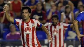 <b>UN PUNTO. </b>Arda celebra el primer gol de la temporada 2012-13 del Atlético. El turco marcó un bonito tanto desde fuera del área y puso las tablas en el marcador.