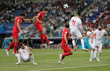 0-1. Harry kane marcó el primer gol tras el cabezazo de John Stones y el posterior rechace del portero tunecino  Mouez Hassen.