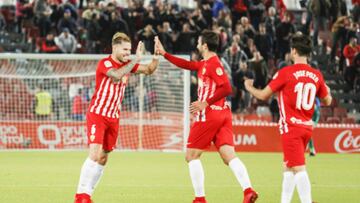 Mandi celebra un gol con el Almer&iacute;a. 