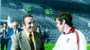 Luis Aragonés saluda a Juan Carlos Lorenzo el día que tomó las riendas del equipo.