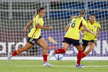 AMDEP3155. CALI (COLOMBIA), 11/07/2022.- Leicy Santos (i) de Colombia celebra un gol contra Bolivia hoy, en un partido del grupo A de la Copa América Femenina en el estadio Pascual Guerrero en Cali (Colombia). EFE/Ernesto Guzmán Jr.
