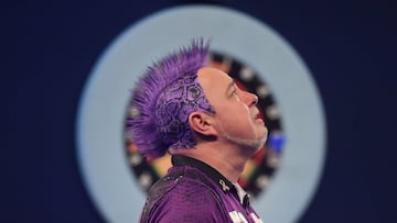 El jugador de dardos Peter Wright tras ganar la final del William Hill World Darts Championship 2020 ante Michael van Gerwen en el Alexandra Palace de Londres. 