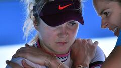 Elina Svitolina recibe asistencia m&eacute;dica durante su partido ante Naomi Osaka en el Open de Australia 2019.