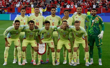 Once inicial de España. Daniel Vivian, Aymeric Laporte, Mikel Merino, Martin Zubimendi, Joselu, David Raya, Ferran Torres, Mikel Oyarzabal, Jesús Navas, Alejandro Grimaldo y Dani Olmo.