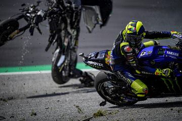 El podio de Austria 1 lo coparon Dovizioso, Mir y Miller, pero de lo que más se habló fue del aparatoso accidente entre Zarco y Morbidelli que a punto estuvo de costarles la vida a Rossi y Maverick. El francés y el italiano se tocaron rueda con rueda a gran velocidad y sus motos salieron como proyectiles contra las protecciones del fondo y pasando muy cerca, por encima y entre medias, de los dos de Yamaha. Las imágenes repetidas en bucle daban pavor y resultó un auténtico milagro que todos salieran ilesos. 