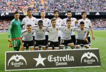 Once del Valencia. De pie: Diego Alves, Aderllan Santos, Mustafi, Andr¨¦ Gomes, Negredo y Parejo. Agachados: Ch¨¦ryshev, Enzo P¨¦rez, Gay¨¢, Santi Mina y Cancelo.