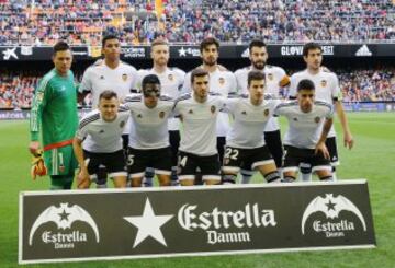 Once del Valencia. De pie: Diego Alves, Aderllan Santos, Mustafi, André Gomes, Negredo y Parejo. Agachados: Chéryshev, Enzo Pérez, Gayá, Santi Mina y Cancelo.