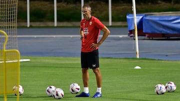  ALMERÍA 09/10/2023.  primera division 
El nuevo entrenador de la U.D. Almería Gaizka Garitano dirige su primer entrenamiento como rojiblanco esta tarde en el estadio anexo del Power Horse Stadium de Almería. 