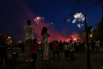 Los seguidores del PSG se congregaron en masa en el centro de París tras la victoria por 5-0 ante el Inter. Las celebraciones incluyeron fuegos, bengalas y banderas.