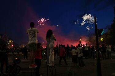 Los seguidores del PSG se congregaron en masa en el centro de París tras la victoria por 5-0 ante el Inter. Las celebraciones incluyeron fuegos, bengalas y banderas.