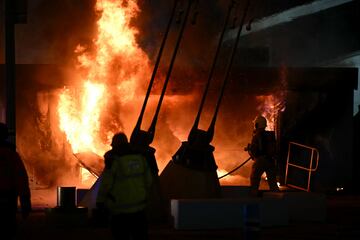 Los bomberos apagan el fuego en un local de venta de merchandising antes del partido entre el Manchester City y el Brujas.