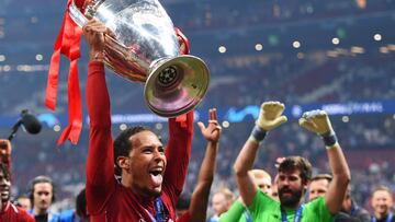 Van Dijk levanta la Champions League en el Wanda Metropolitano despu&eacute;s de derrotar al Tottenham. 