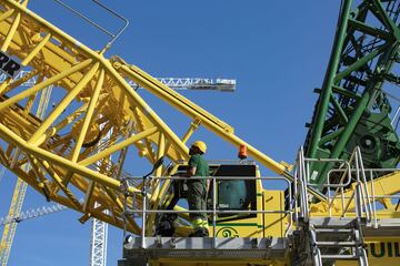 Así avanzan las obras remodelación y modernización del Santiago Bernabéu. Ni las lluvias de elevada intensidad caídas en la capital ni los efectos de la DANA climatológica que están afectando a toda España han frenado el ritmo de las obras cuya finalización está prevista para principio del mes de octubre de 2022, aunque es factible que la finalización de la reforma finalice unos meses antes de lo previsto.