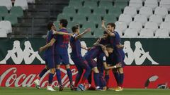 Los jugadores del Atl&eacute;tico celebran el gol de Carrasco.