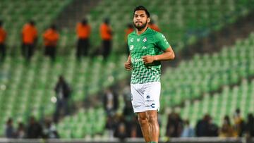 Eduardo Aguirre durante un partido con Santos