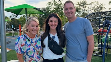 El exbeisbolista profesional Steven Register con su esposa, Beth, y su excompañera de secundaria, Kristin Johnston, quien salvó su vida.