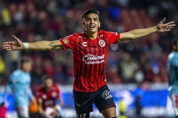 El mediocampista argentino se llevó una goleada en su debut en el mando de los Xolos en la eLiga MX.