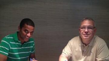 <b>ATADO. </b>Juvenal, junto al secretario del Consejo, Francesc Font, firmó ayer su renovación.