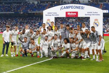 The Real Madrid players pose with the trophy.