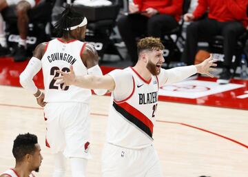 El pívot bosnio (26 años y 2,11 m) encontró su hogar en la NBA en Portland Trail Blazers tras sus inicios en Denver. Es un gigante que domina la pintura… aunque las lesiones le han lastrado mucho estas últimas temporadas en una franquicia. La peor, la de marzo de 2019: fractura de la tibia y el peroné. 