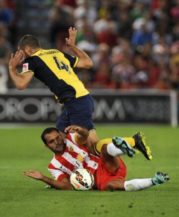 El centrocampista del Atlético de Madrid Mario Suárez compite con el centrocampista del Almería, José Antonio García Rabasco durante el partido de fútbol de la liga española UD Almería vs Club Atlético de Madrid en el estadio Juegos Mediterráneos en Almería