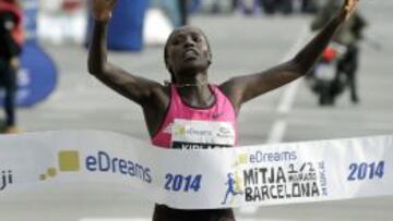 Kiplagat 'vuela' en Barcelona y bate el récord del mundo