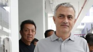 Morinho acudi&oacute; con Peter Lim, propietario del Valencia, a una charla con estudiantes en la NorthLight School de Singapur.