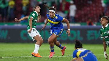 QUI01. QUITO (ECUADOR), 25/10/2022.- La jugadora María Morales Vargas (c) de Boca celebra el gol del empate a 1-1 hoy, en un partido de las semifinales de la Copa Libertadores Femenina entre Deportivo Cali y Boca Juniors en el estadio Rodrigo Paz Delgado en Quito (Ecuador). EFE/José Jácome
