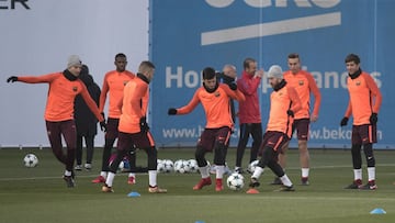 Ter Stegen participó ayer por la tarde en el rondo con el resto de sus compañeros mientras Cillessen hacía portería.