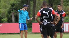 Zubeldía busca delantero, descartados Pavone y Salgueiro