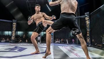 &Oacute;scar L&oacute;pez durante su debut en MMA profesional.