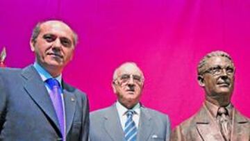 <b>LOS PRESIDENTES. </b>Del Nido posó junto a Gabriel Rojas y Rafael Carrión, ex presidentes del Sevilla. Los tres, orgullosos de Ramón Sánchez Pizjuán.