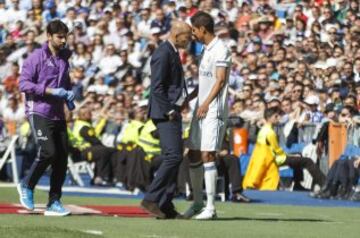 Varane sale lesionado a los 10 minutos de volver a jugar. 