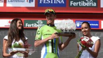 De Marchi (Cannondale) recibiendo el trofeo de ganador de esta séptima etapa de la Vuelta a España 2014.