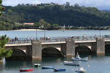 Una vista general del pelotón pasando por el Pueblo de San Vicente de la Barquera durante la 78ª Vuelta a España 2023, Etapa 16 una etapa de 120,1 km desde Liencres a Bejes.