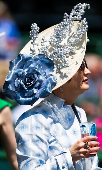 Aficionados a la hípica en el Churchill Downs de Kentucky durante la Kentucky Oaks.