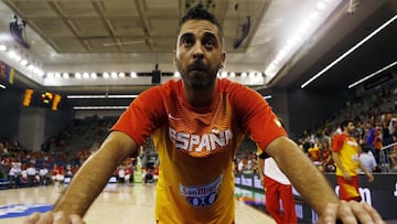 Juan Carlos Navarro calienta antes de un partido de Espa&ntilde;a ante Ir&aacute;n.