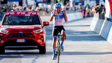 Team Israel Start-Up Nation rider England&#039;s Alex Dowsett celebrates as he crosses the line for victory during the 8th stage of the Giro d&#039;Italia 2020 cycling race, a 200-kilometer route between Giovinazzo and Vieste on October 10, 2020. (Photo by Luca Bettini / AFP)