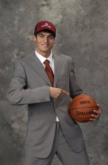 Número 5 del draft de 2002, fue elegido por Denver Nuggets.