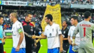 <b>CIERRE DEL AÑO. </b>Tenerife y Atlético se saludaban en el centro del campo antes de disputar su último partido del año 2009.