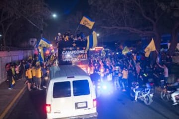 Cientos de aficionados reconocen a sus campeones.