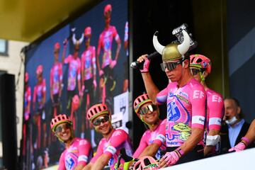 La última etapa del Tour en territorio danés contó con el protagonismo de Rigoberto Urán, quien utilizó un casco y un martillo vikingo.